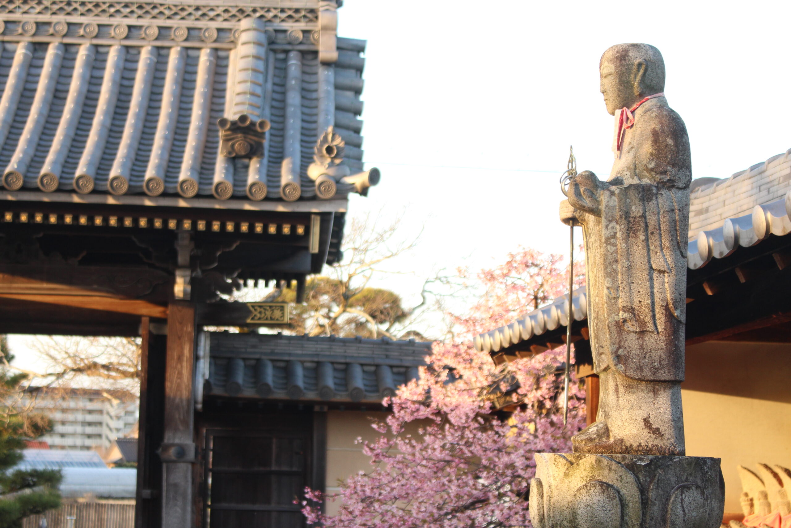 子安地蔵尊 子を抱く地蔵菩薩像
