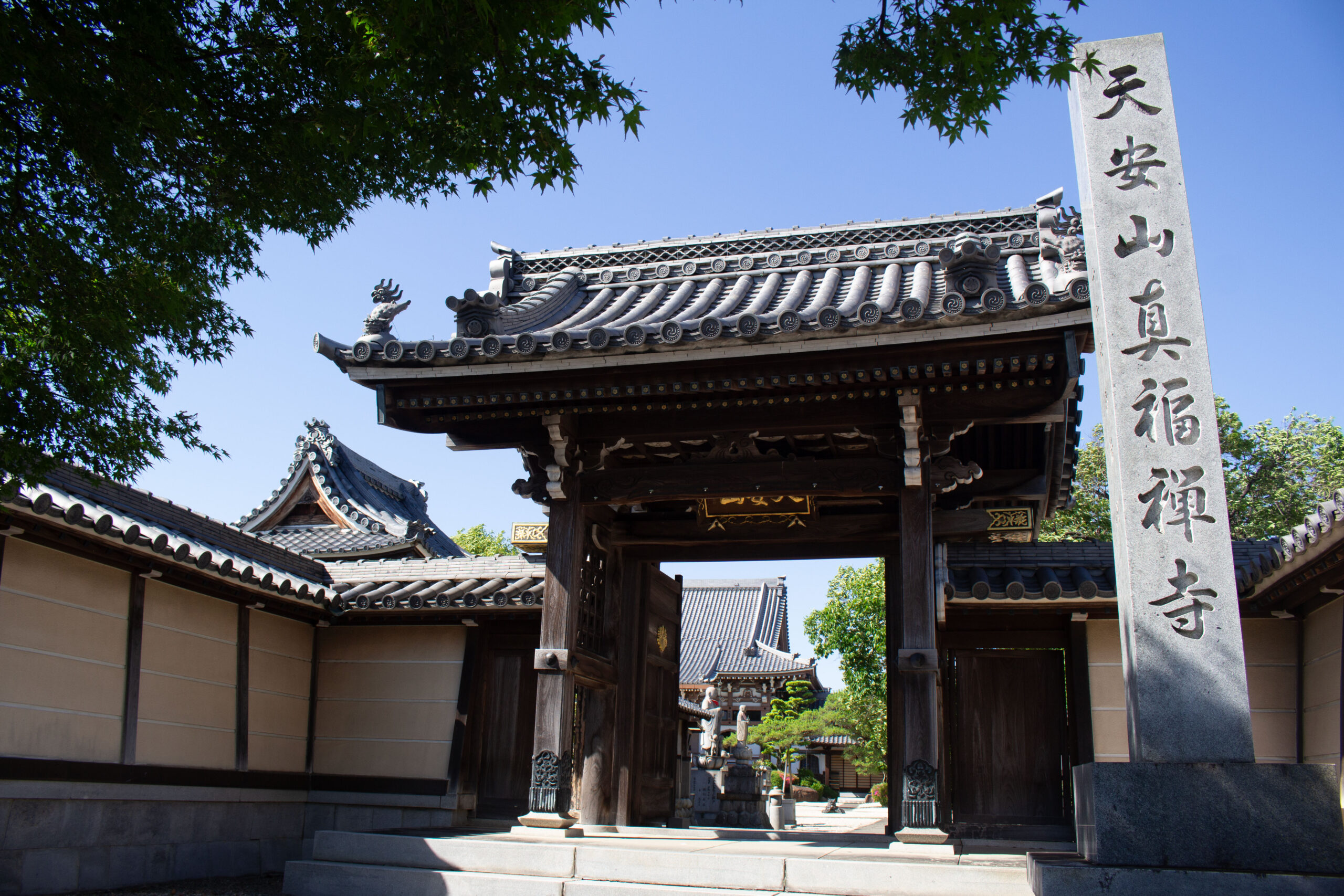 真福寺の山門 外観