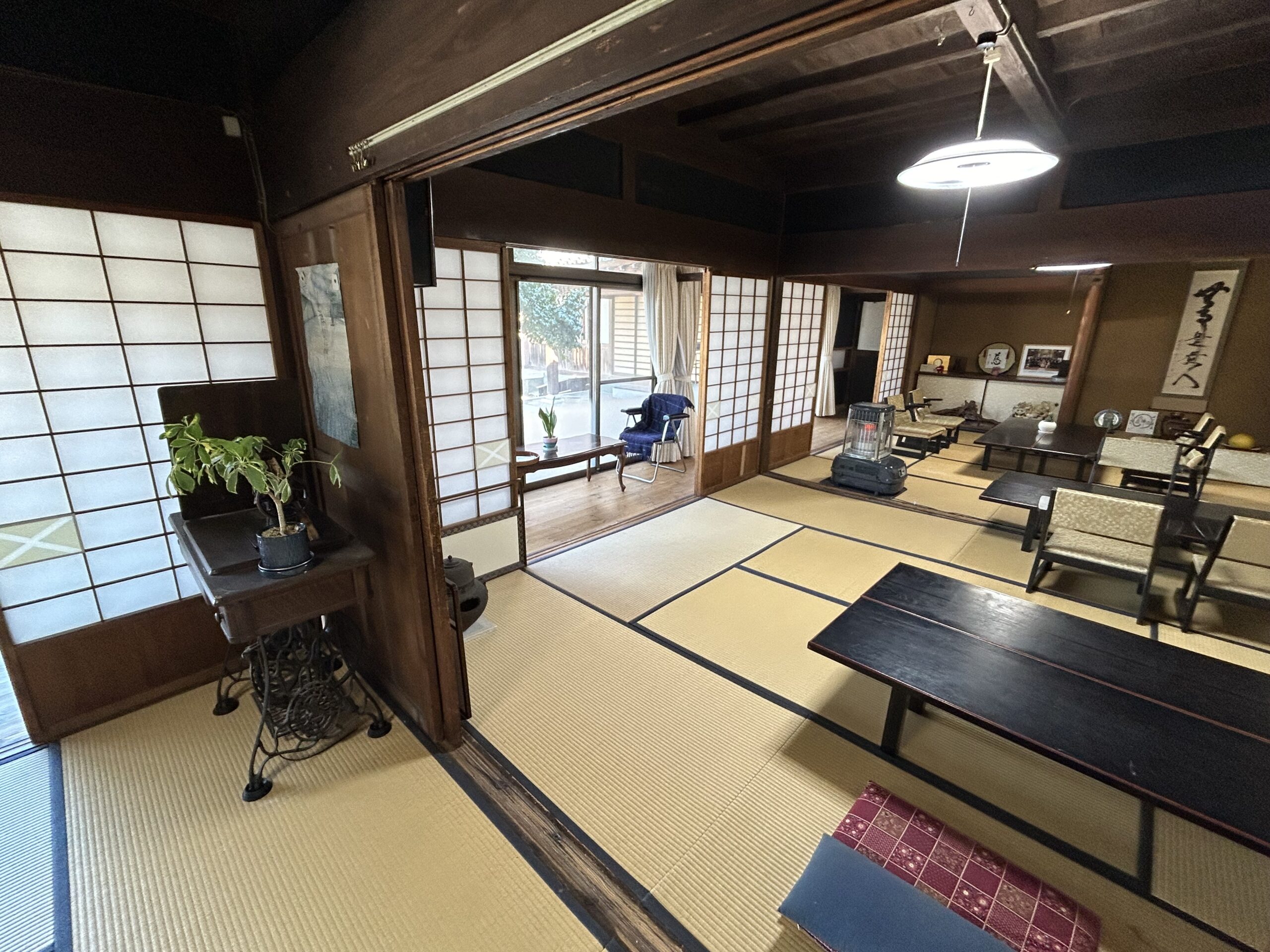 庫裏の室内 養蚕建築の名残を伝える広間