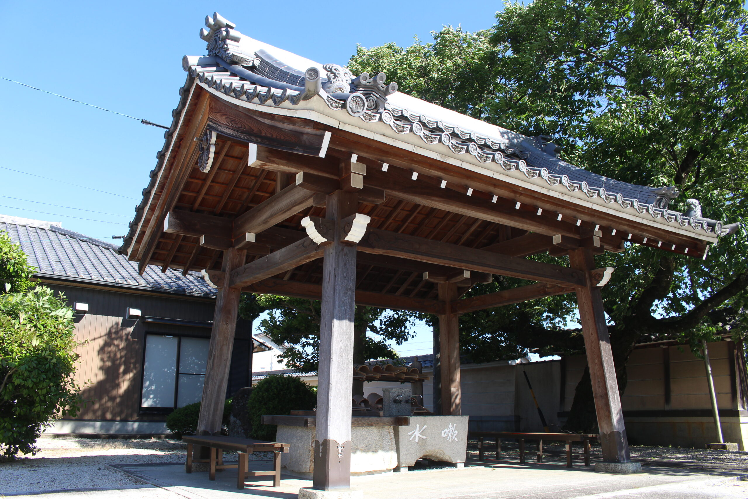 真福寺の手水屋 東屋のような佇まい