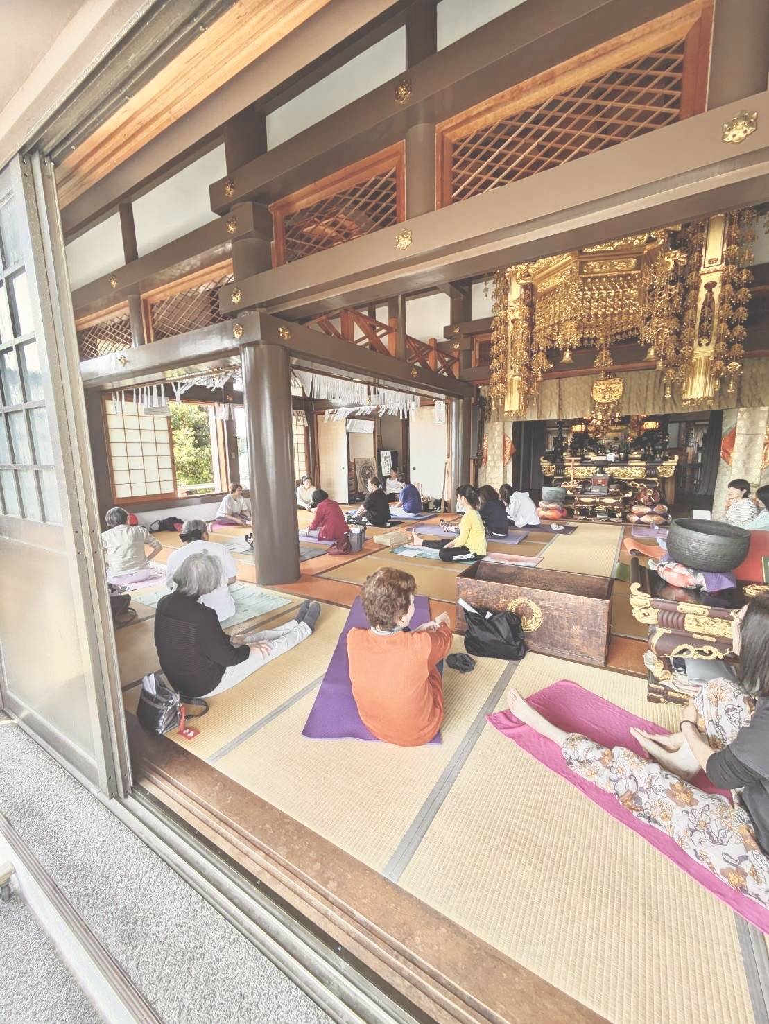 お寺で朝ヨガ